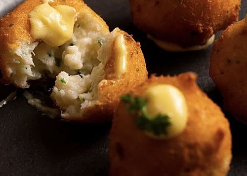 Bolinho de siri com chutney de manga 