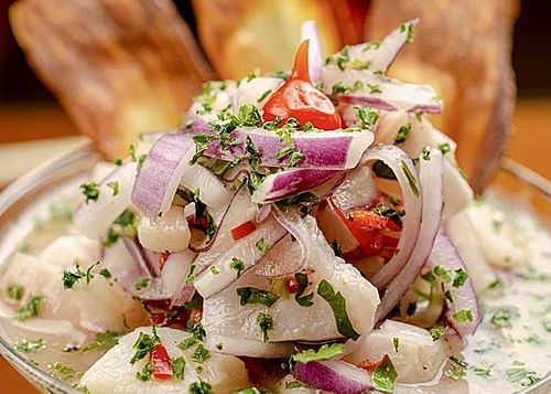 Ceviche de peixe branco acompanha a parte chips de batata