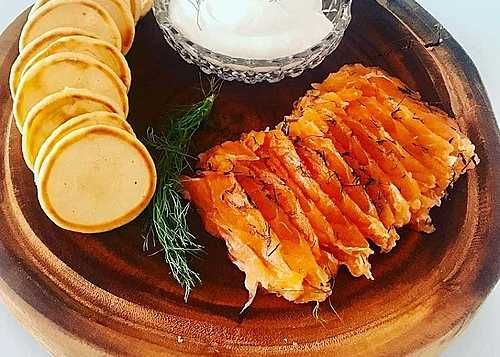 Salmão Gravlax e Sour Cream com Blini 