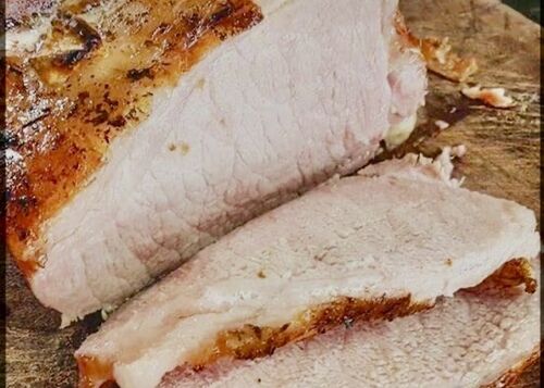 Lombinho suino com redução de tangerina acompanha cebola caramelizada e pure de maça