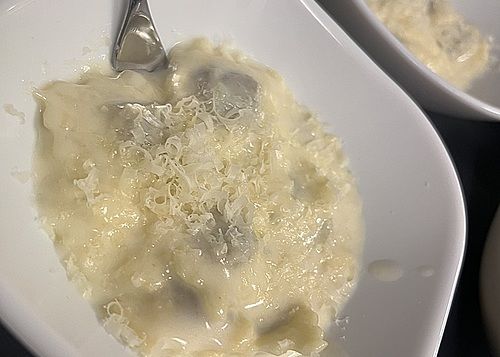 Mini ravioli de carne ao molho Alfredo