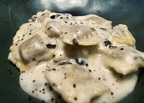 Mini Ravioli de carne com molho de fonduta de parmesao trufada