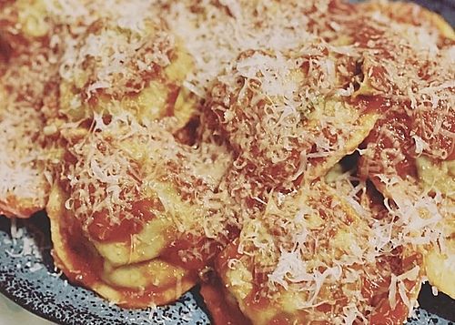 Sorrentino de espinafre com ricota, parmesao e noz pecan ao molho de tomate fresco